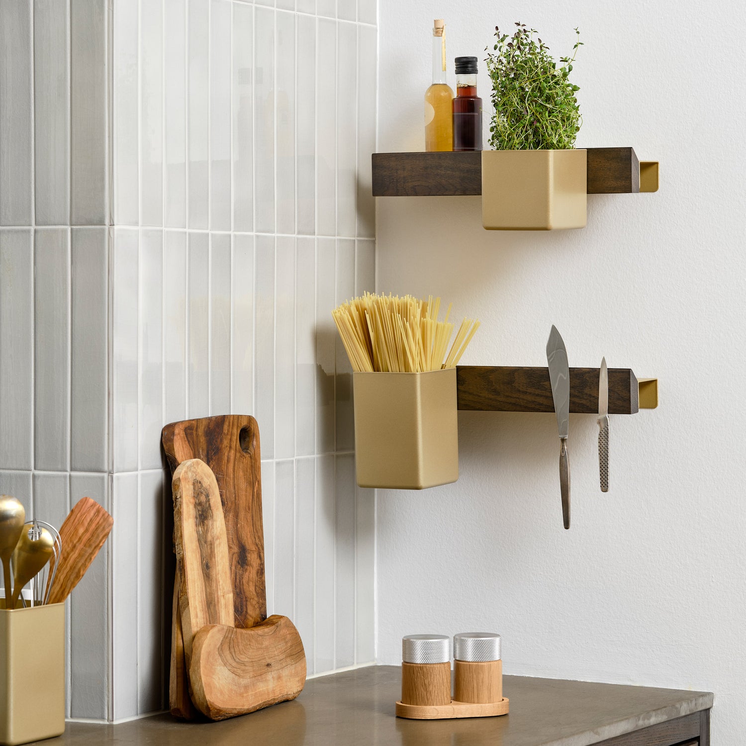 Flex magnetic shelf 40 dark oak/ brass