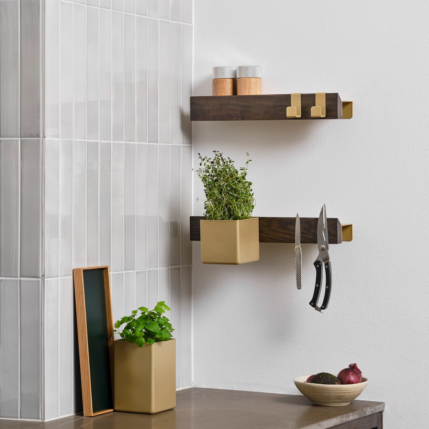 Flex magnetic shelf 40 dark oak/ brass