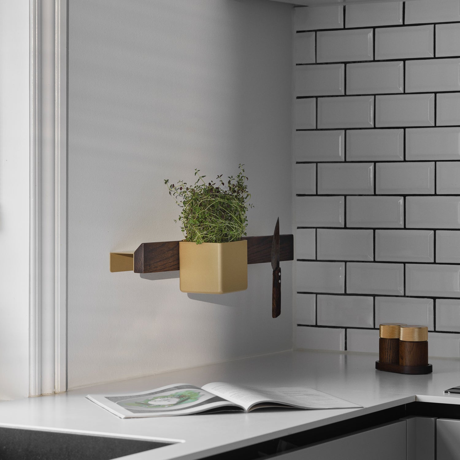 Flex magnetic shelf 60 dark oak/ brass