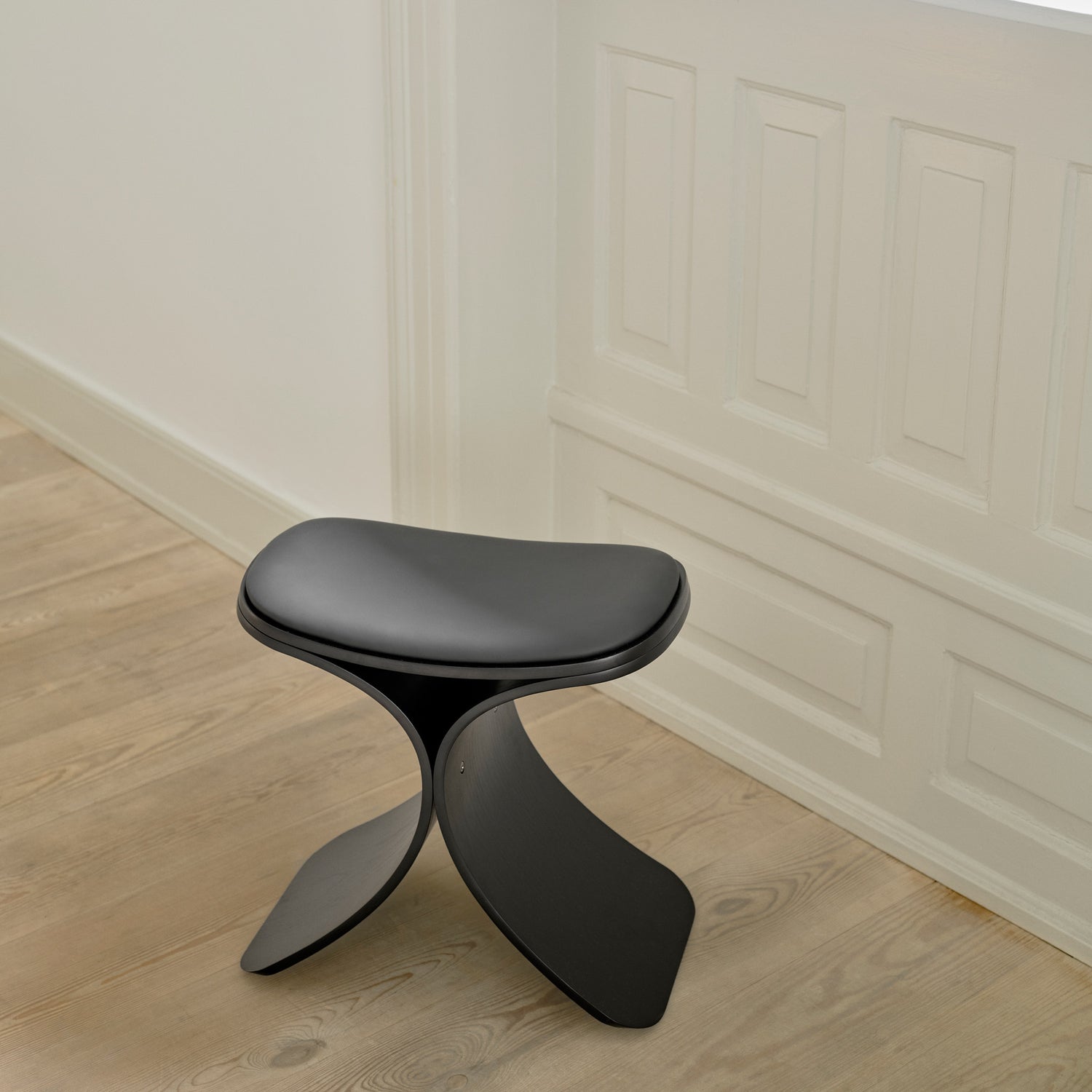 Luno stool black oak/ black leather