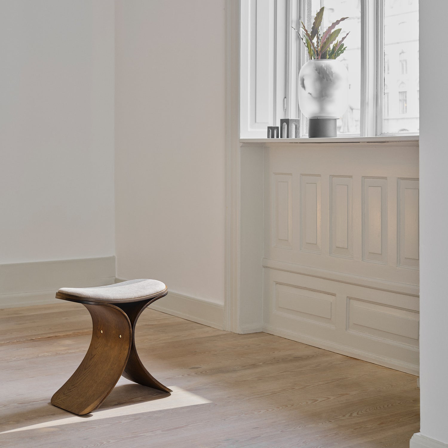 Luno stool dark oak/ dark beige textile