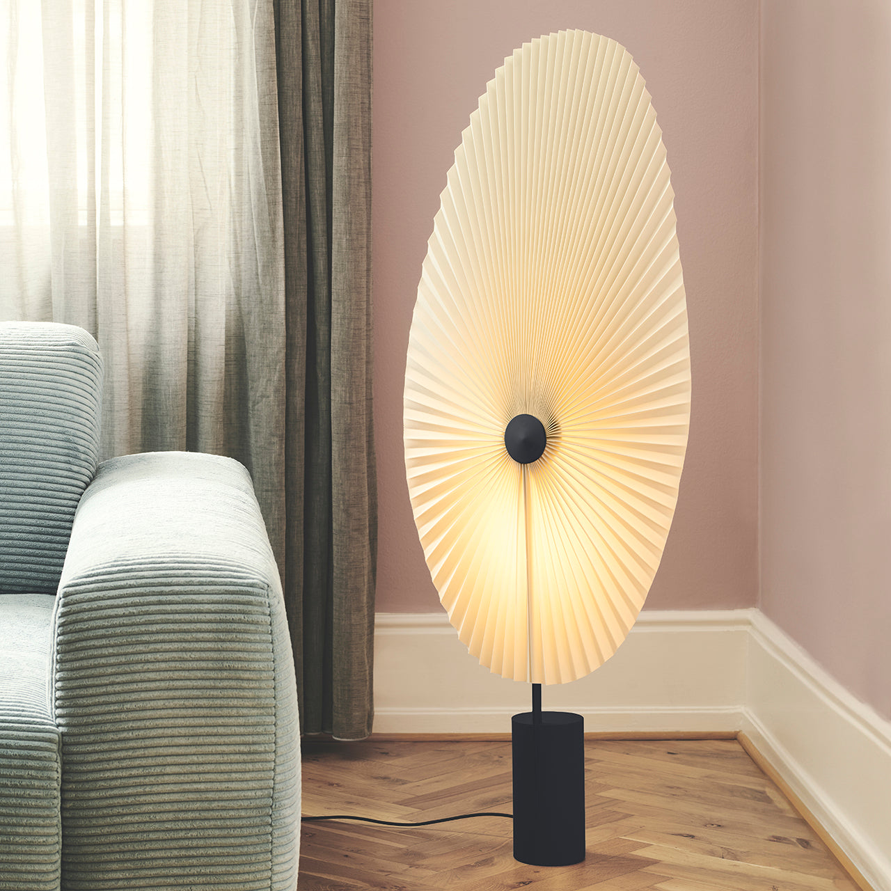 Liris floor lamp black