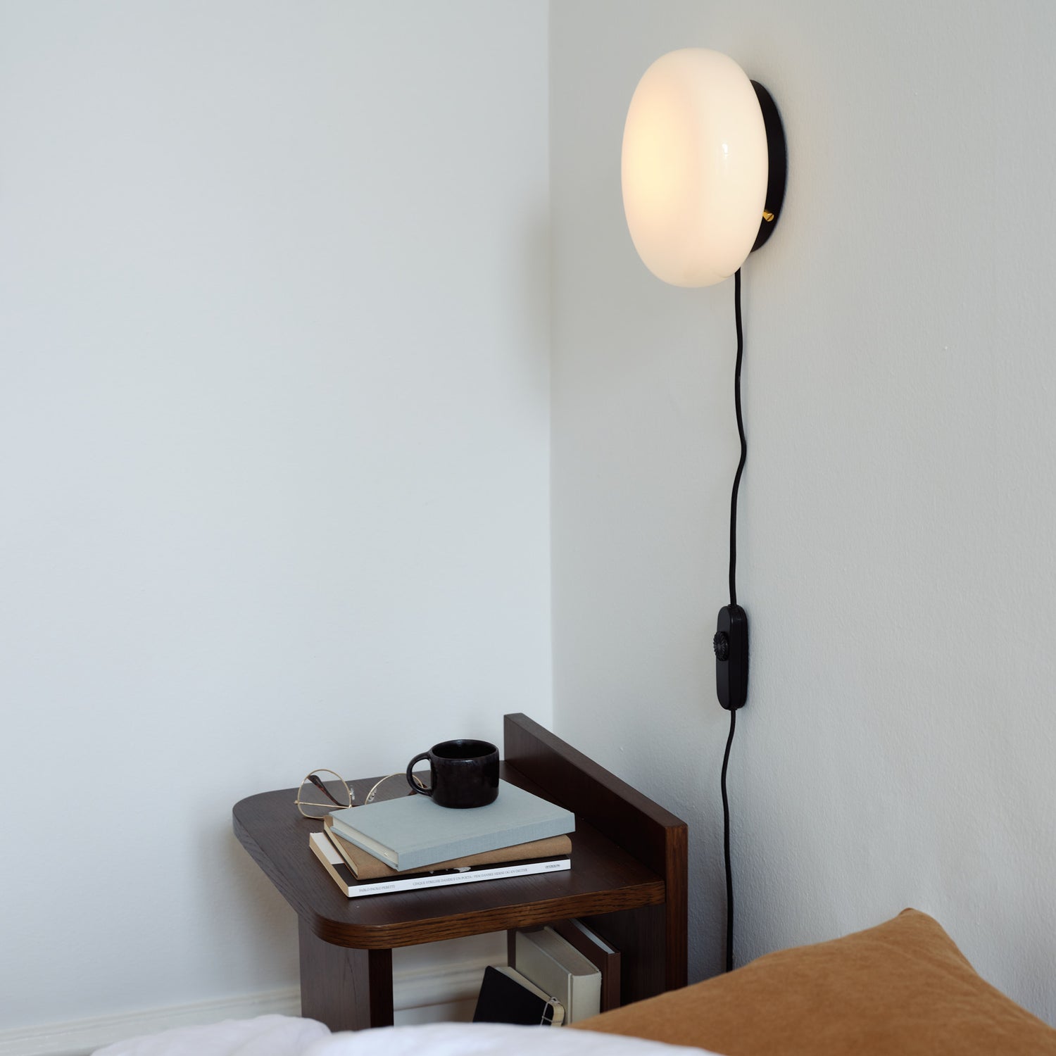 Opa wall lamp opal glass / black