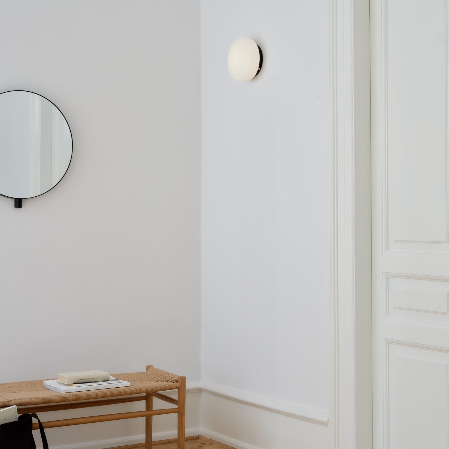 Opa wall lamp opal glass / black