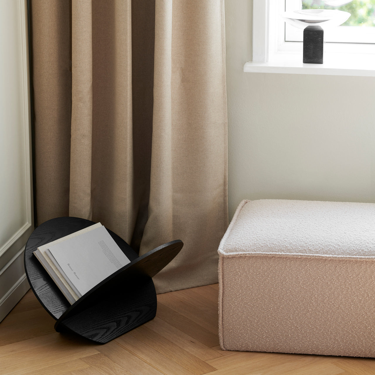 Silia Magazine holder black ash
