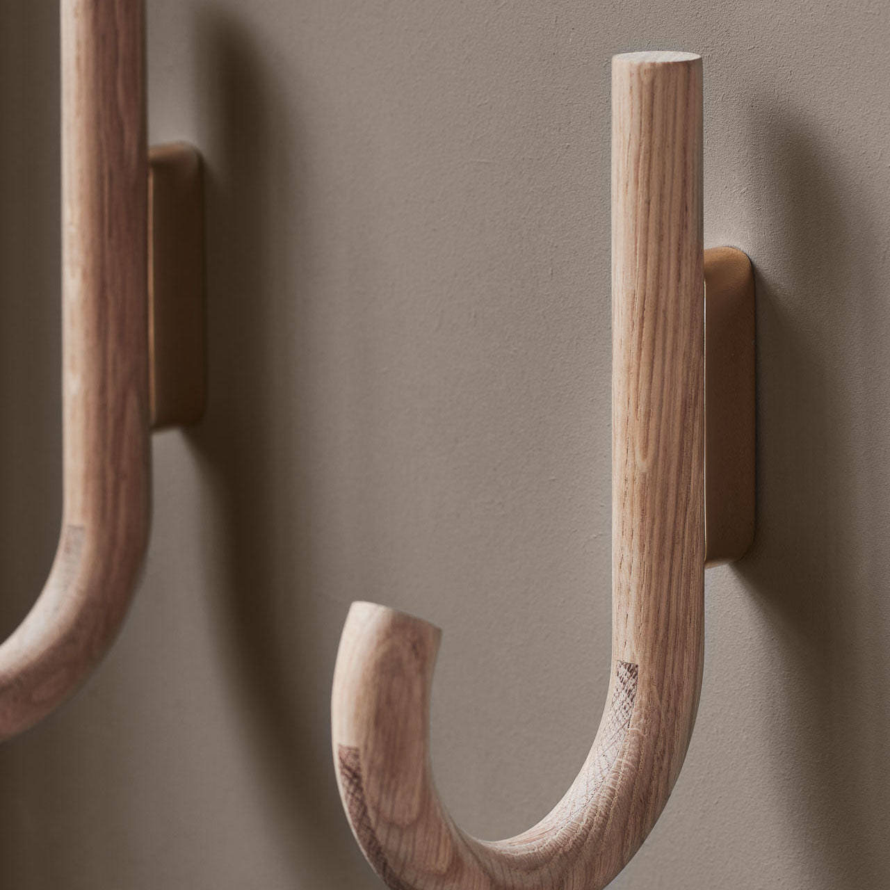 Hook oak/ brass