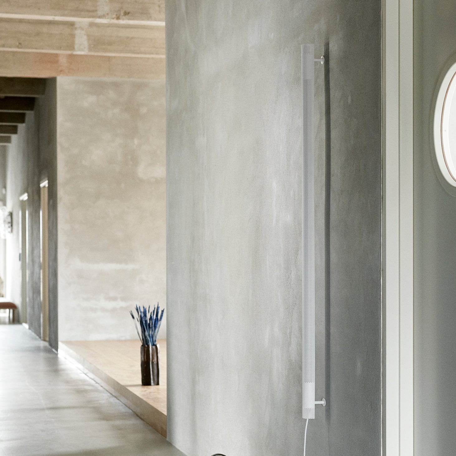 Radent wall lamp long white