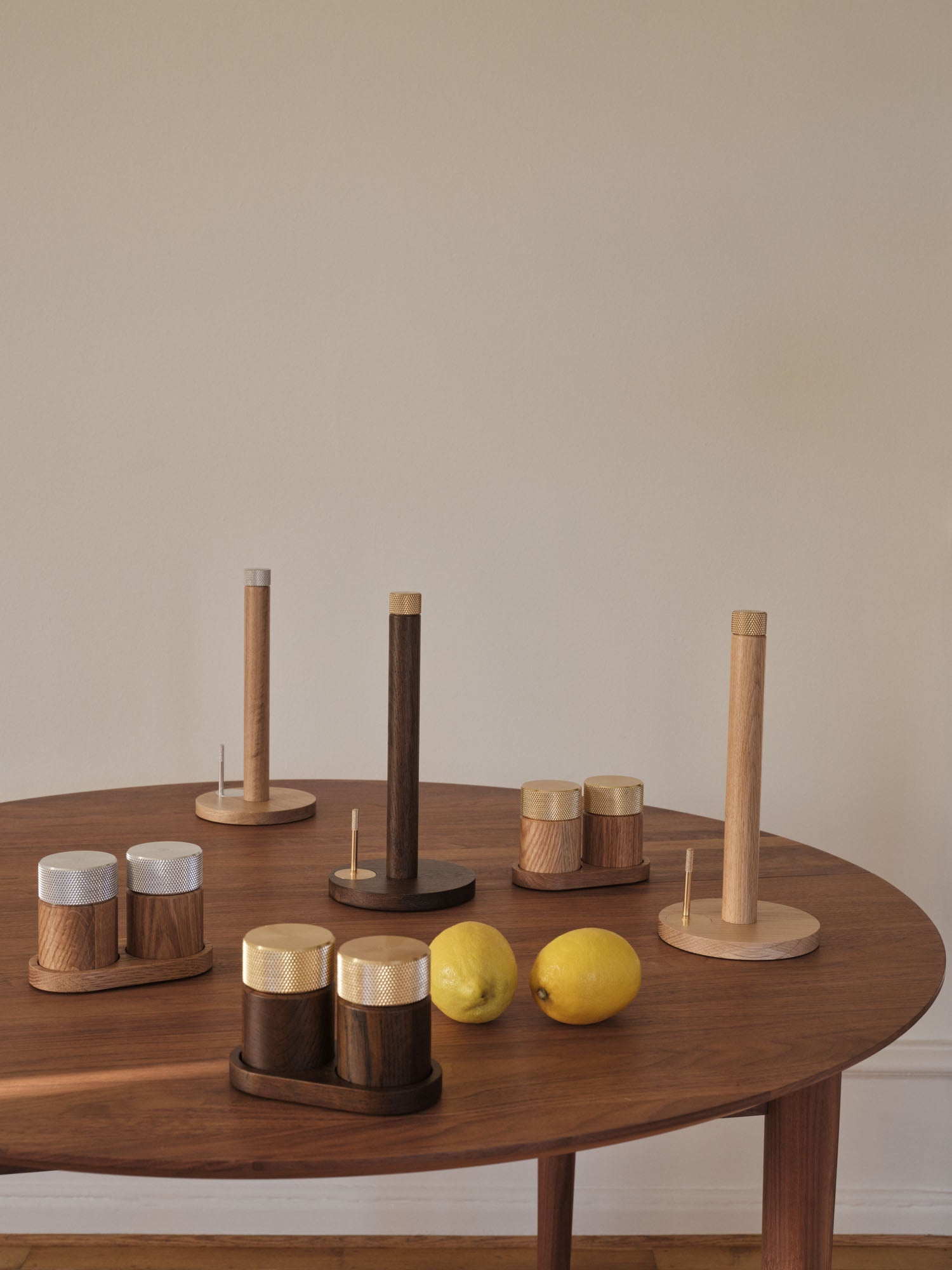 Sina kitchen roll holder dark oak/ brass