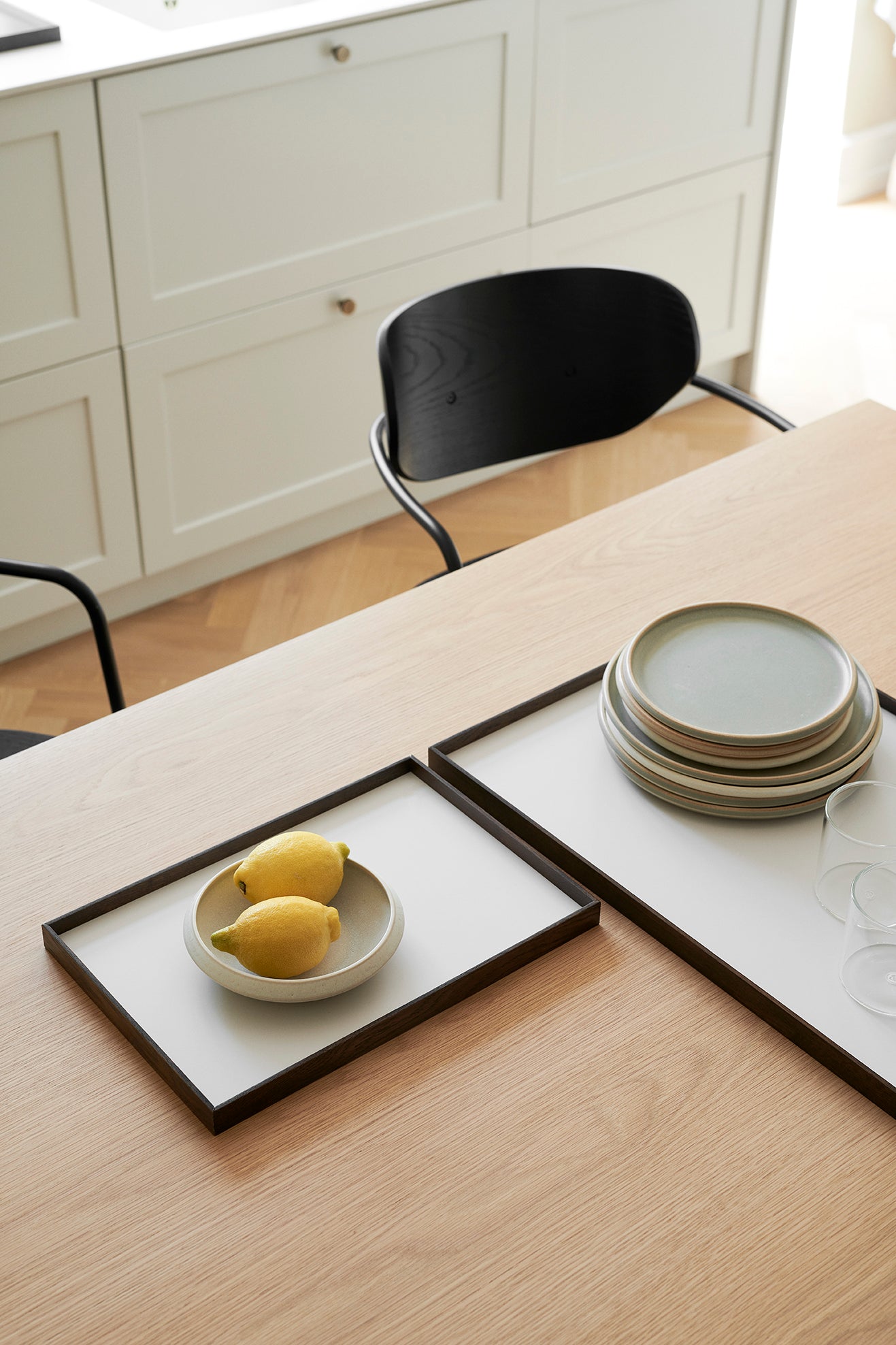 Frame tray large smoked oak/ beige