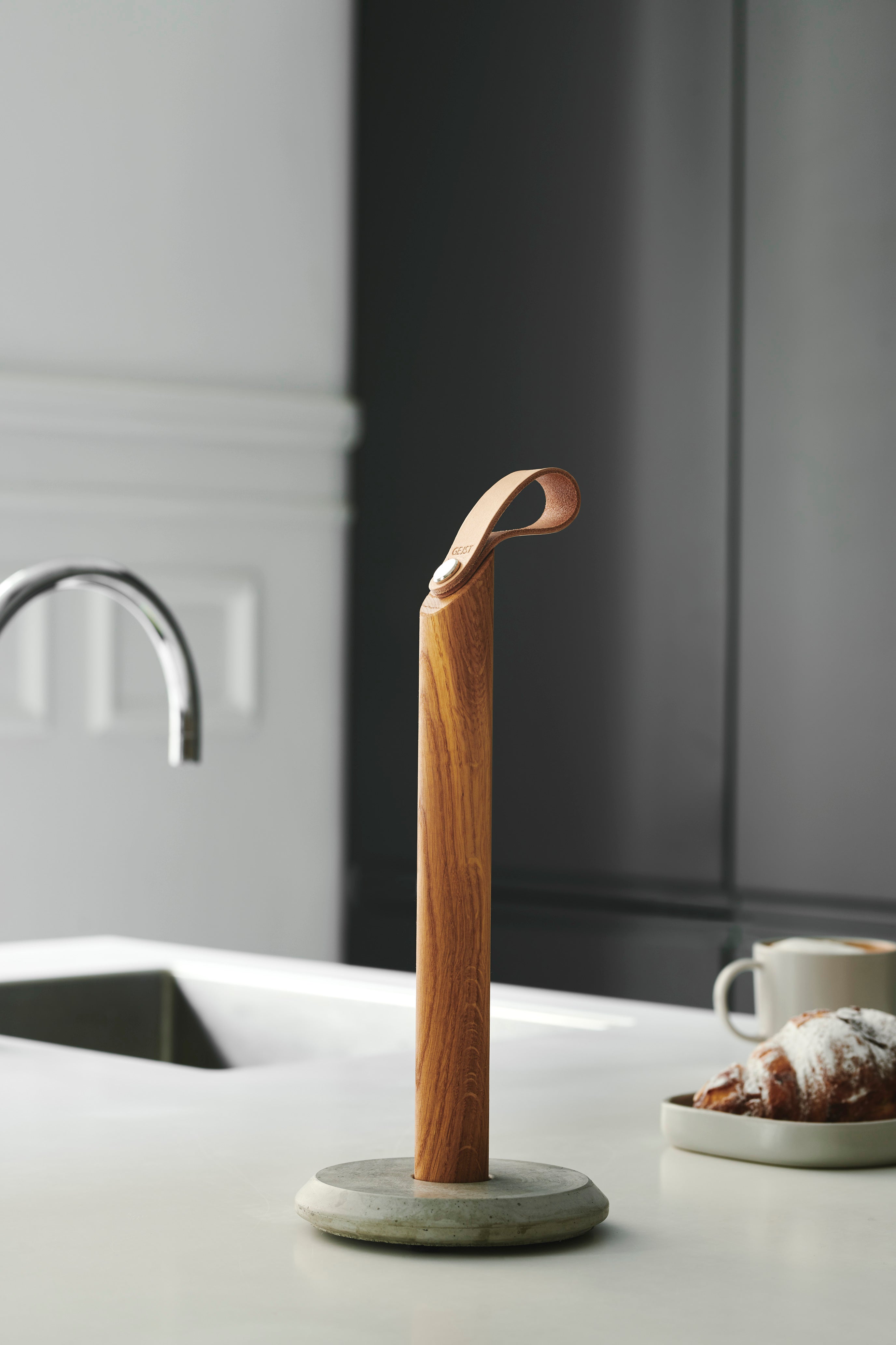 Grab kitchen roll holder oak