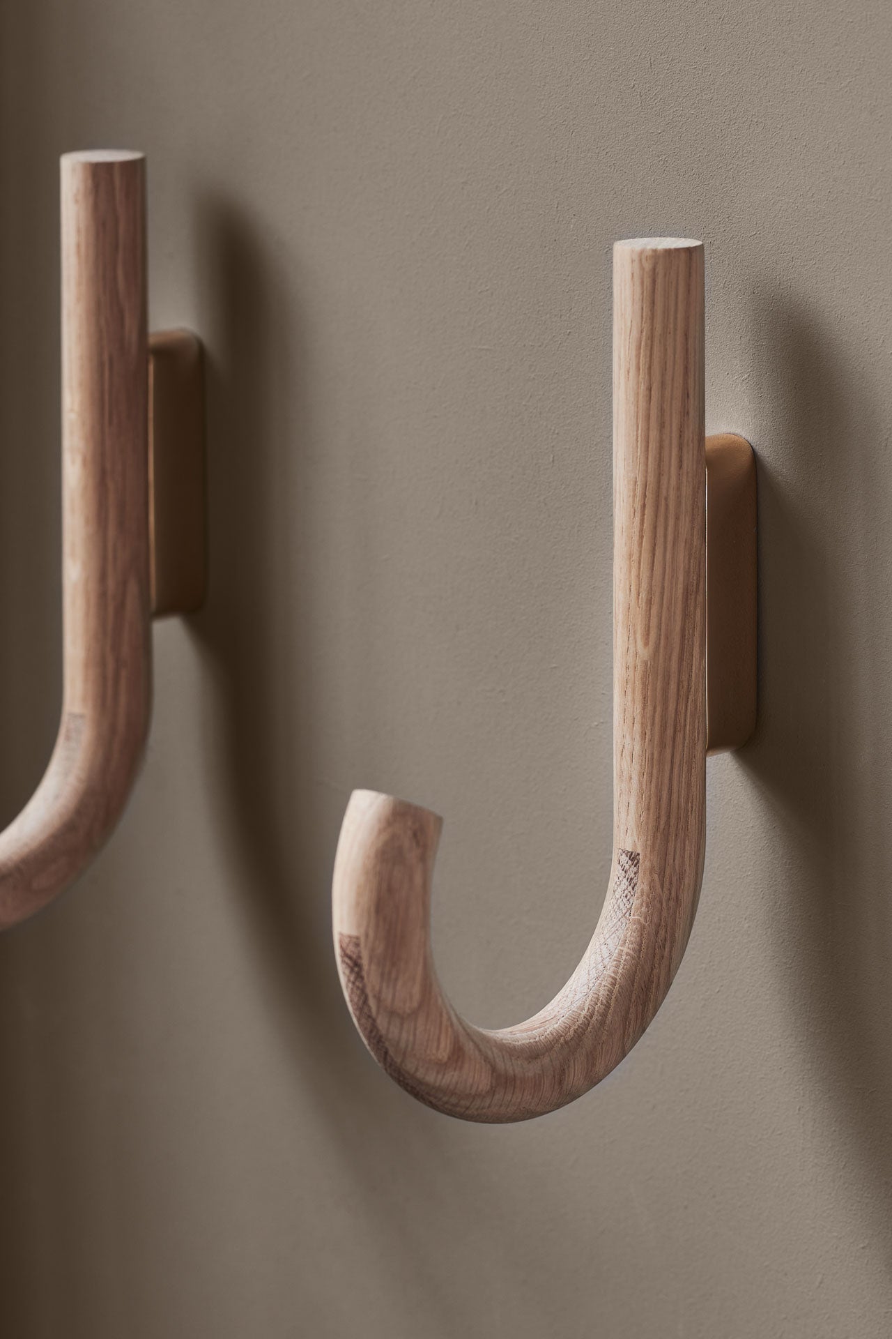 Hook oak/ brass