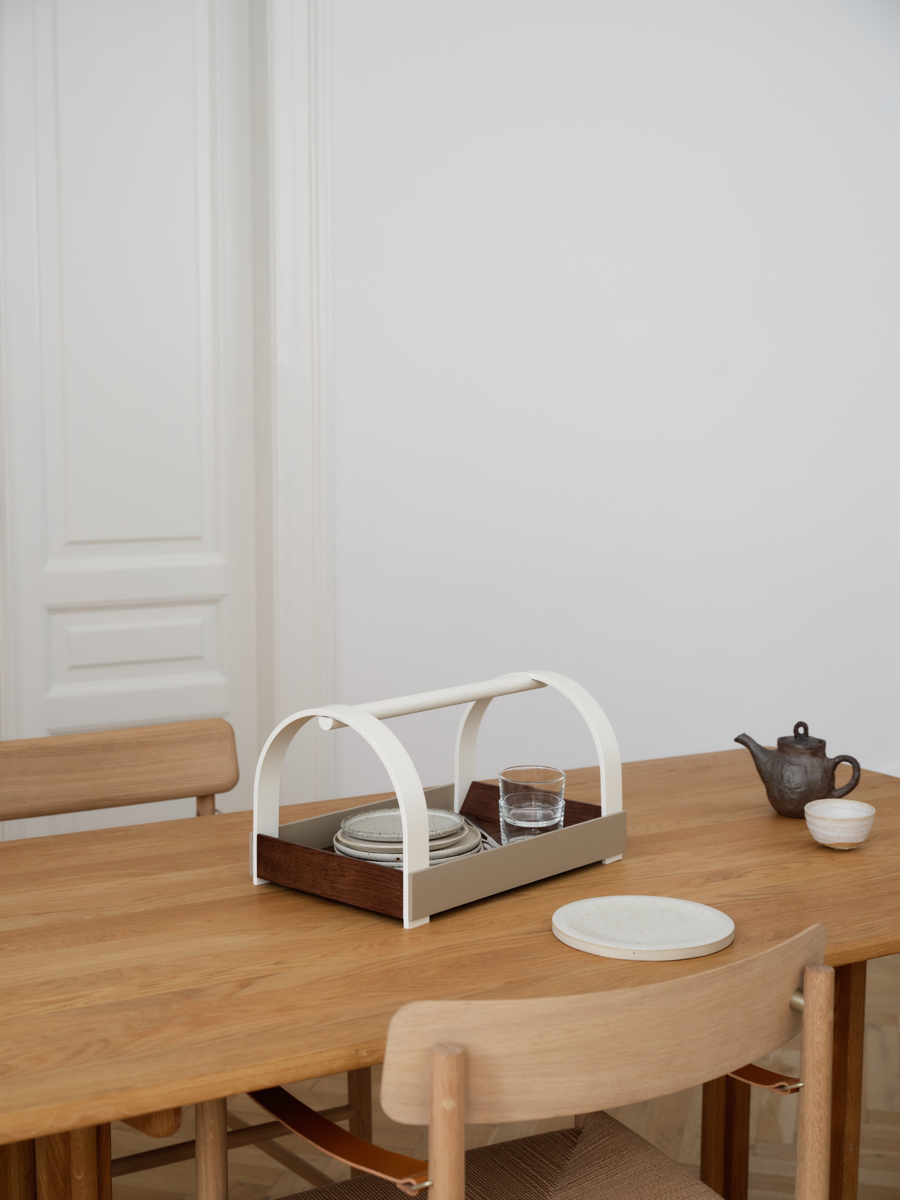 Kydo tray dark oak beige white
