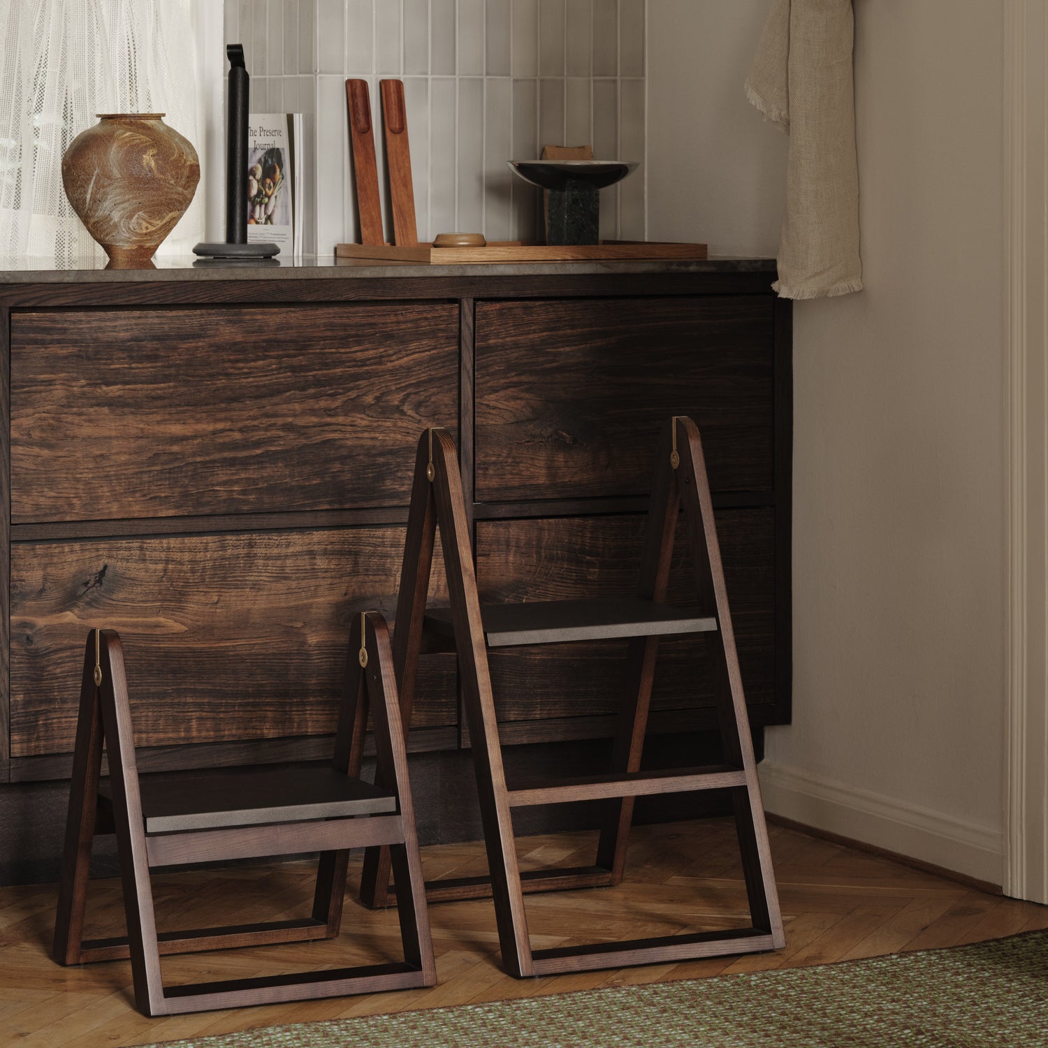 Reech stepladder dark ash