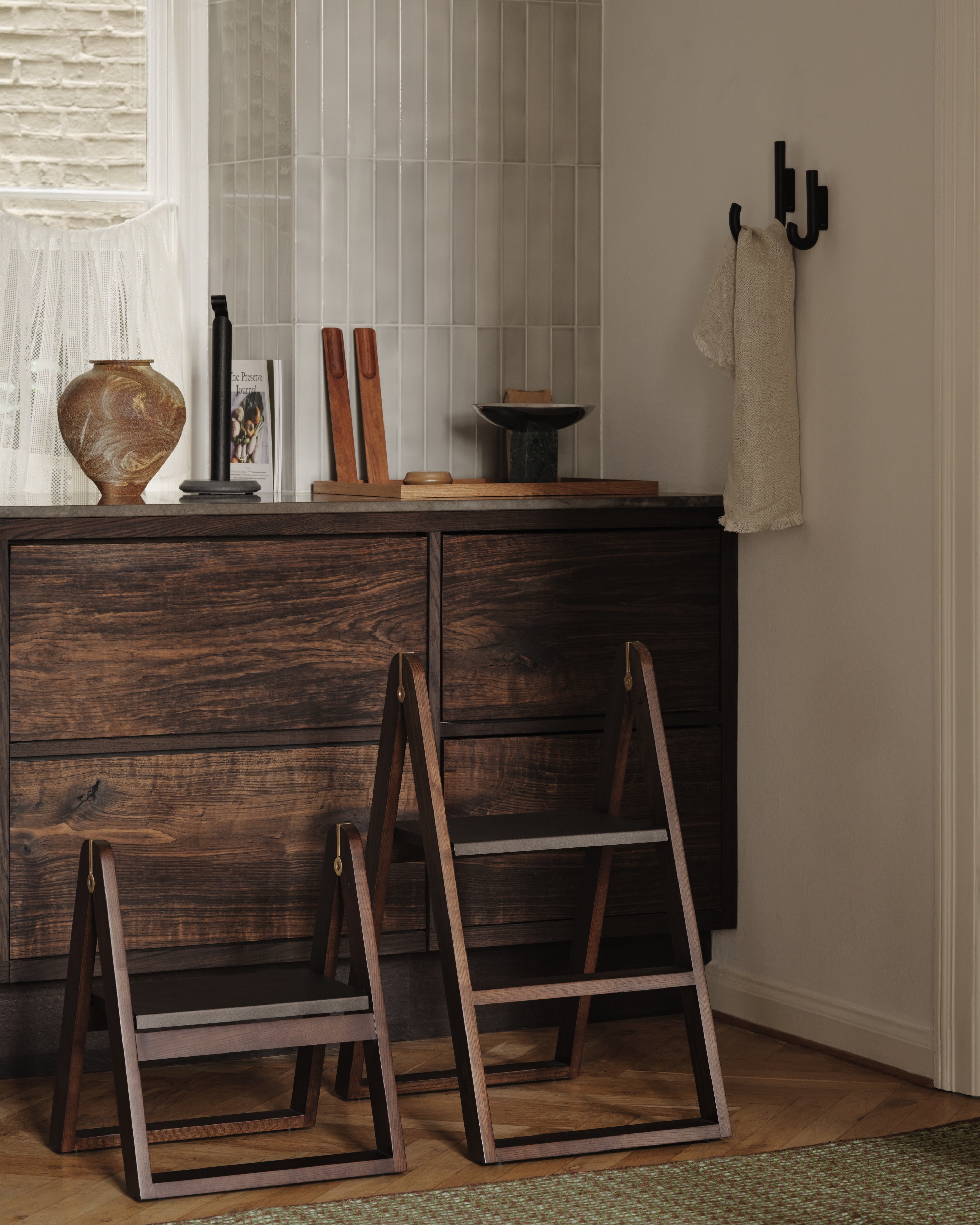 Reech stepladder dark ash