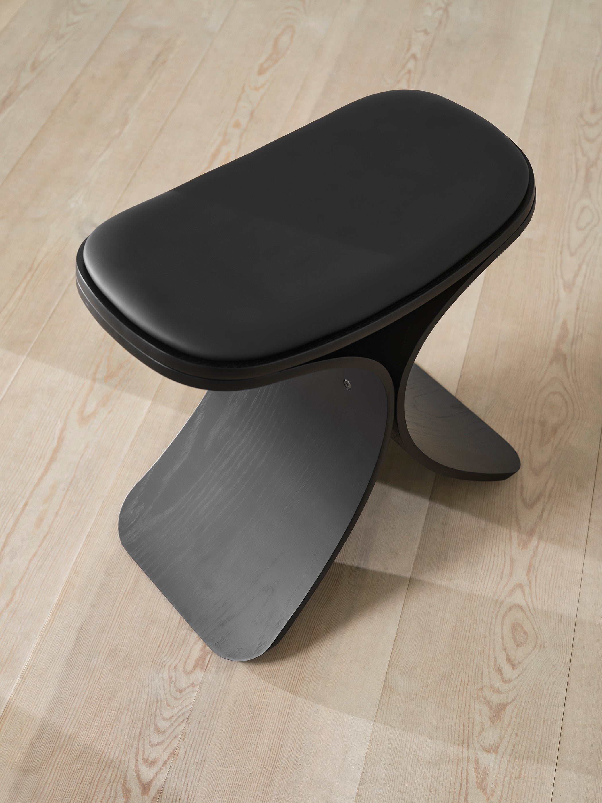 Luno stool black oak/ black leather
