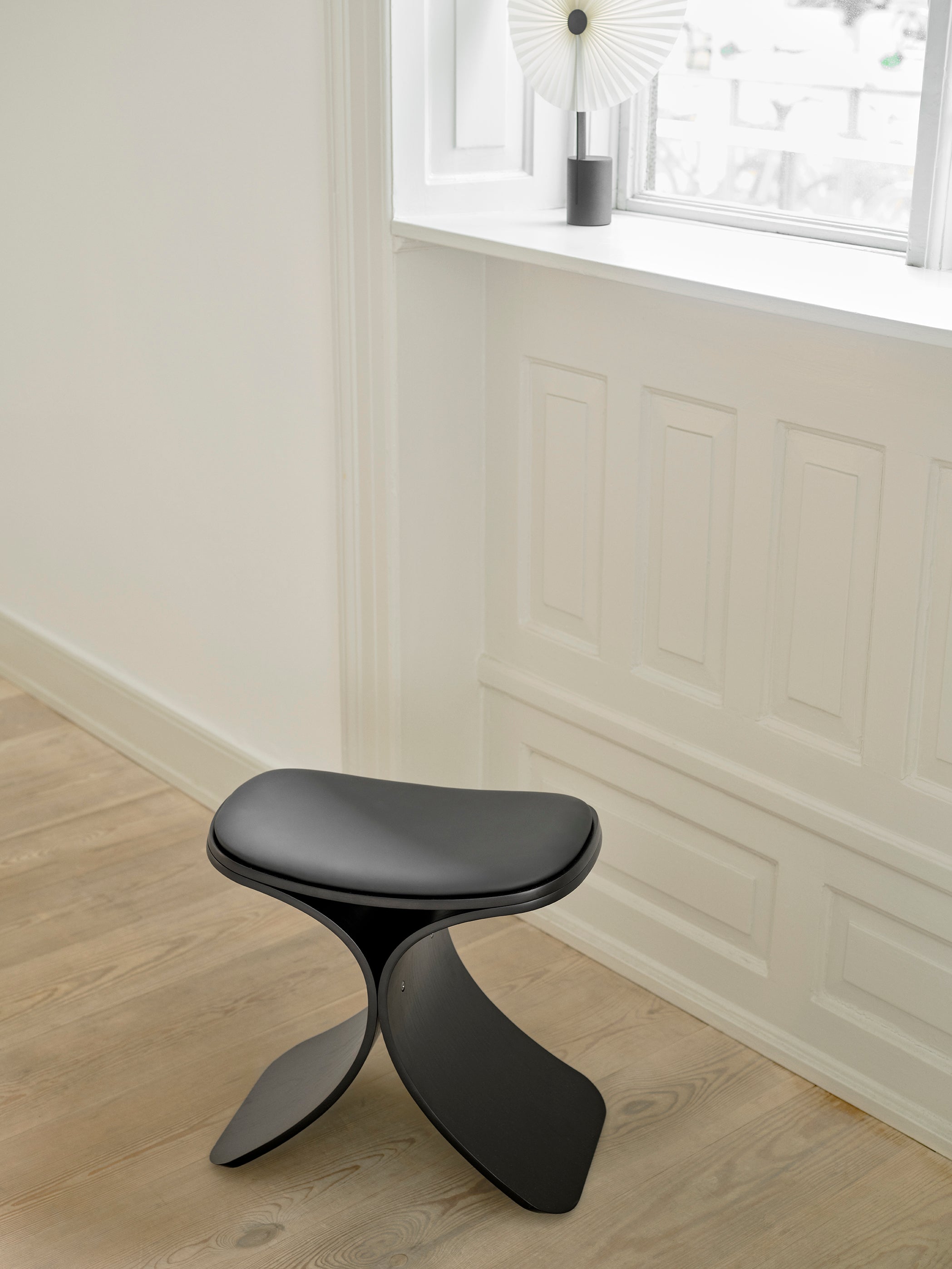Luno stool black oak/ black leather