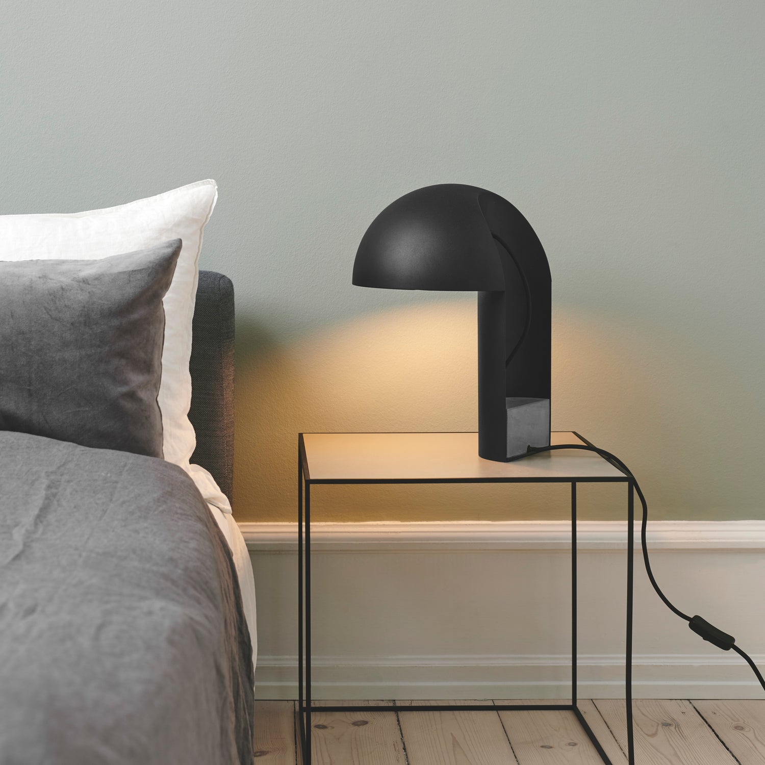 Leery table lamp black