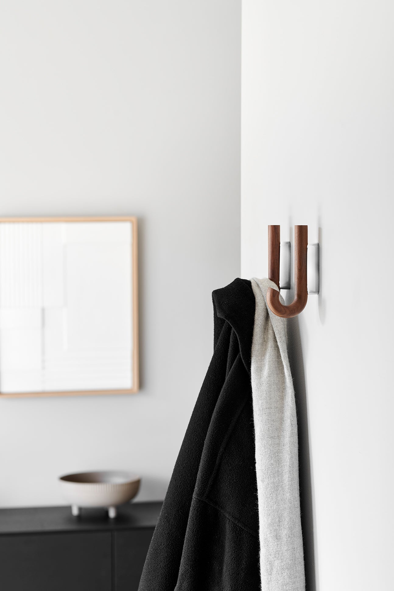 Hook mini walnut/ chrome