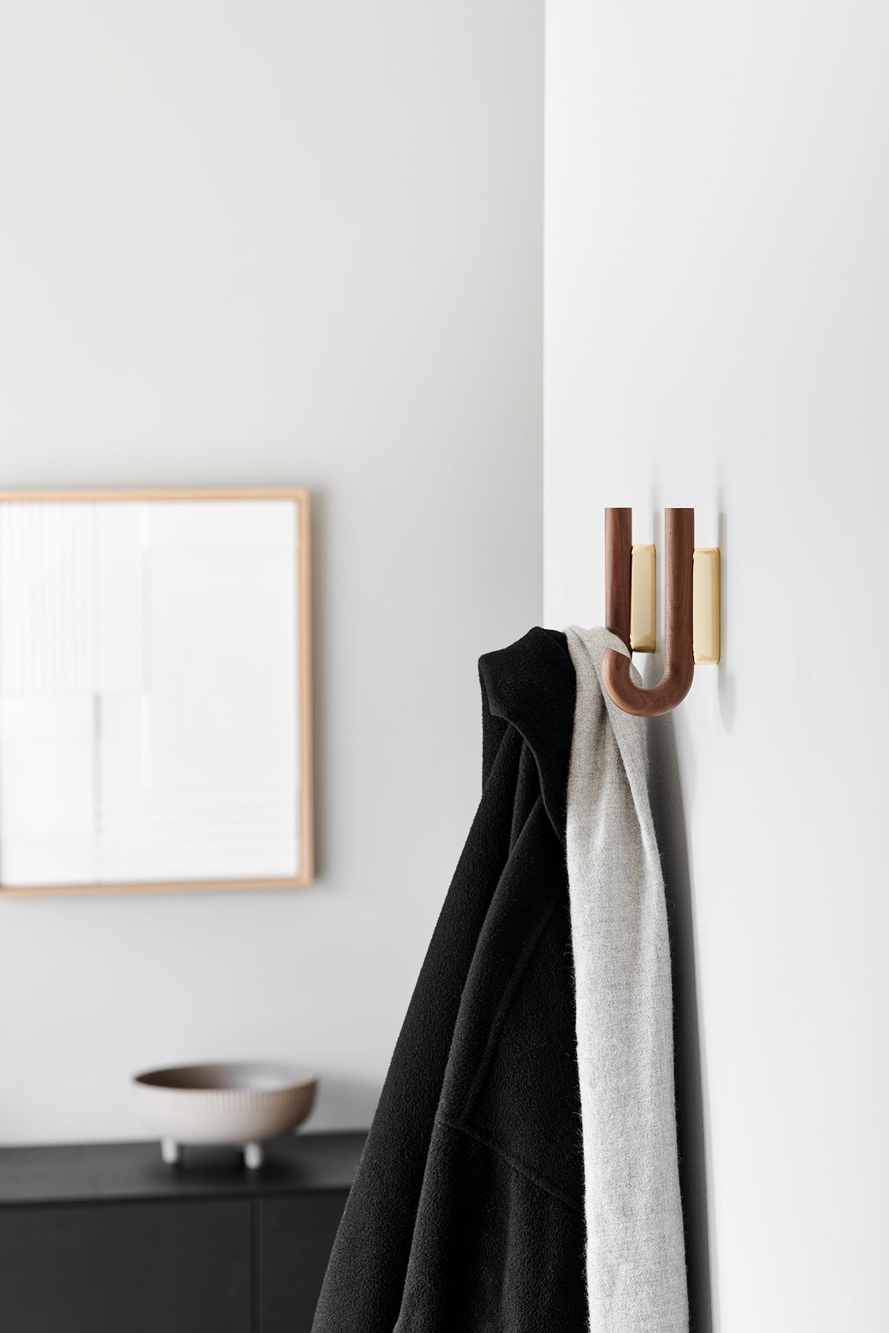 Hook mini walnut/ brass