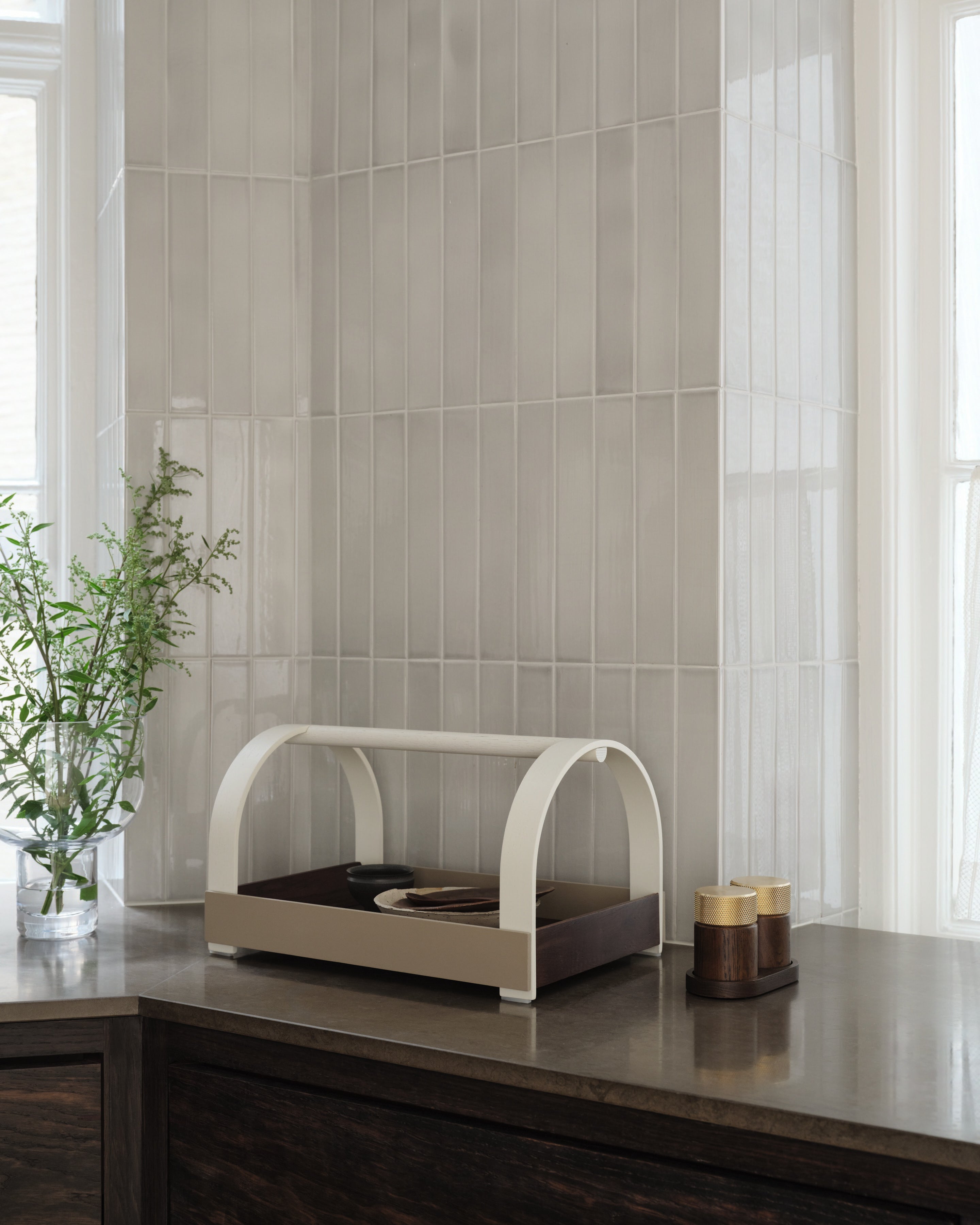 Kydo tray dark oak beige white
