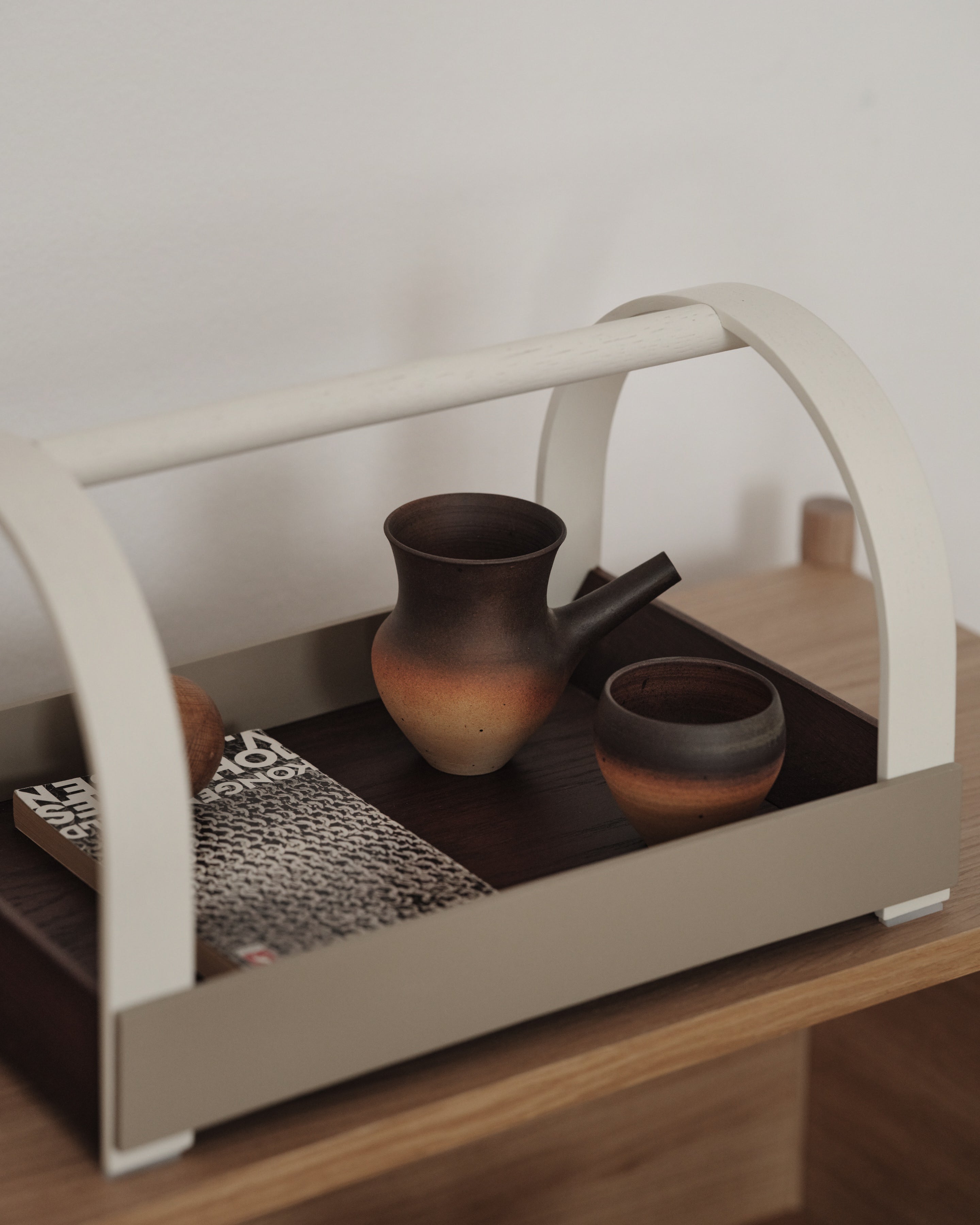 Kydo tray dark oak beige white
