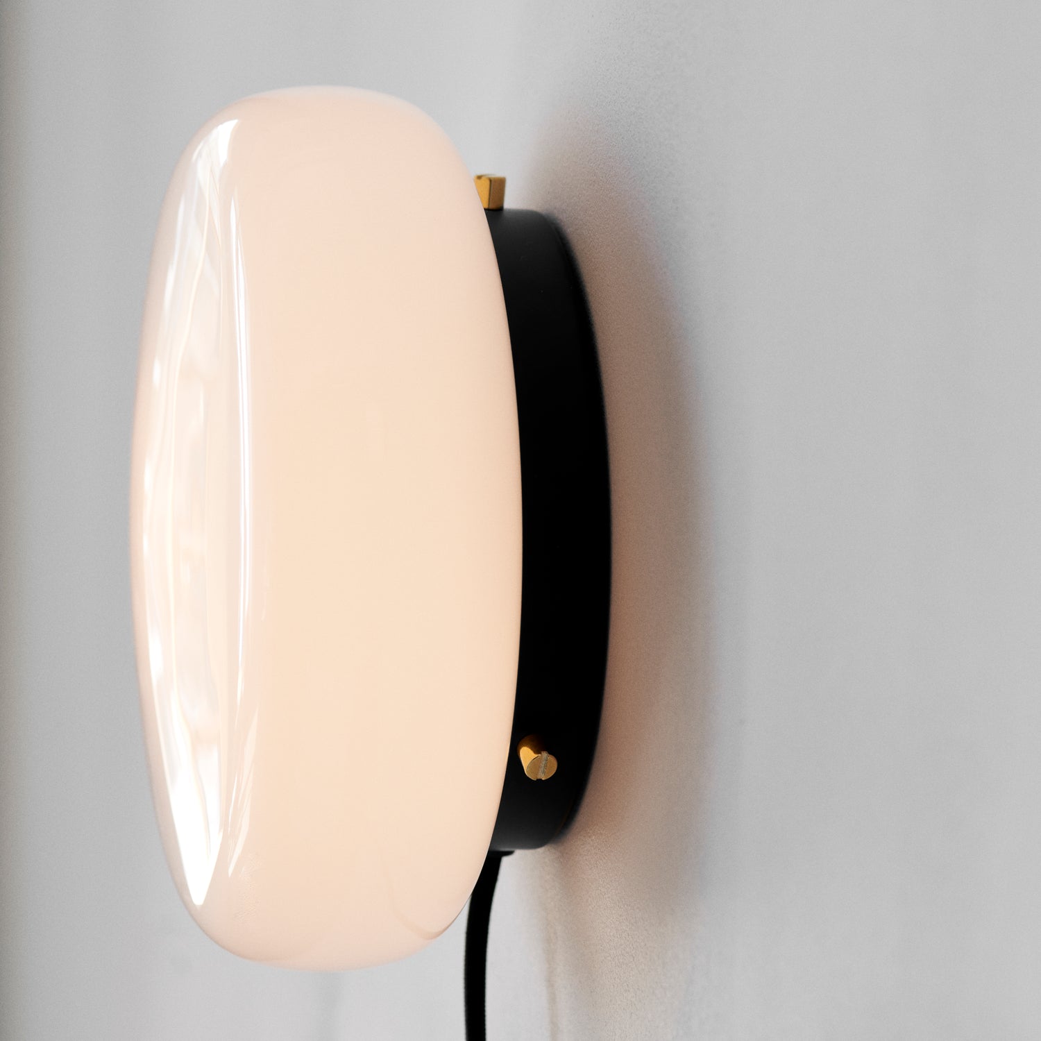 Opa wall lamp opal glass / black