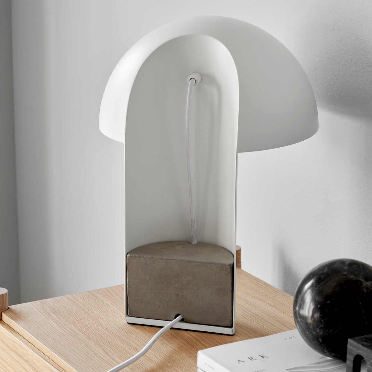 Leery table lamp white