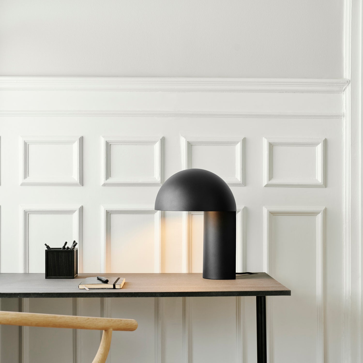 Leery table lamp black