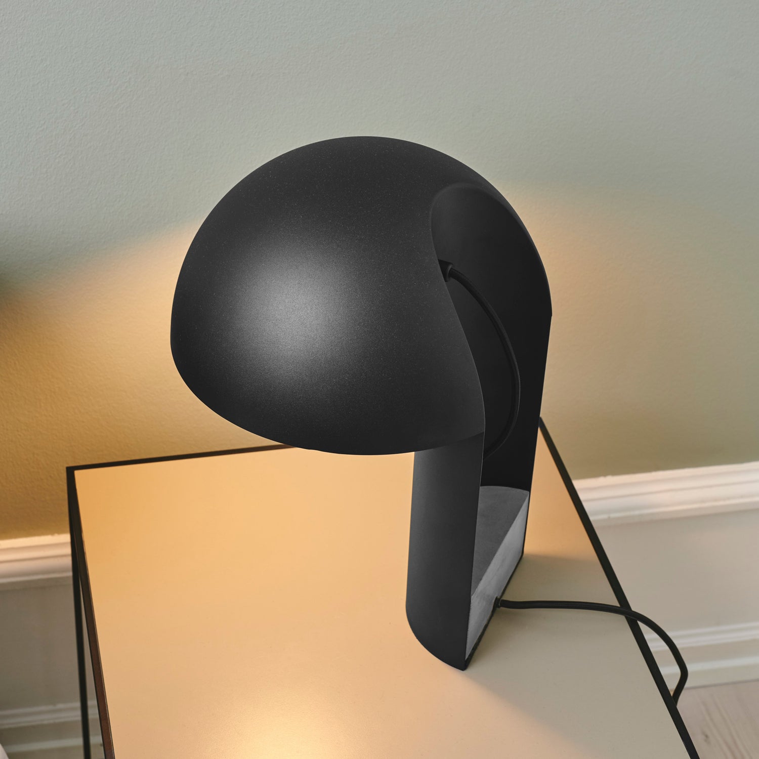 Leery table lamp black