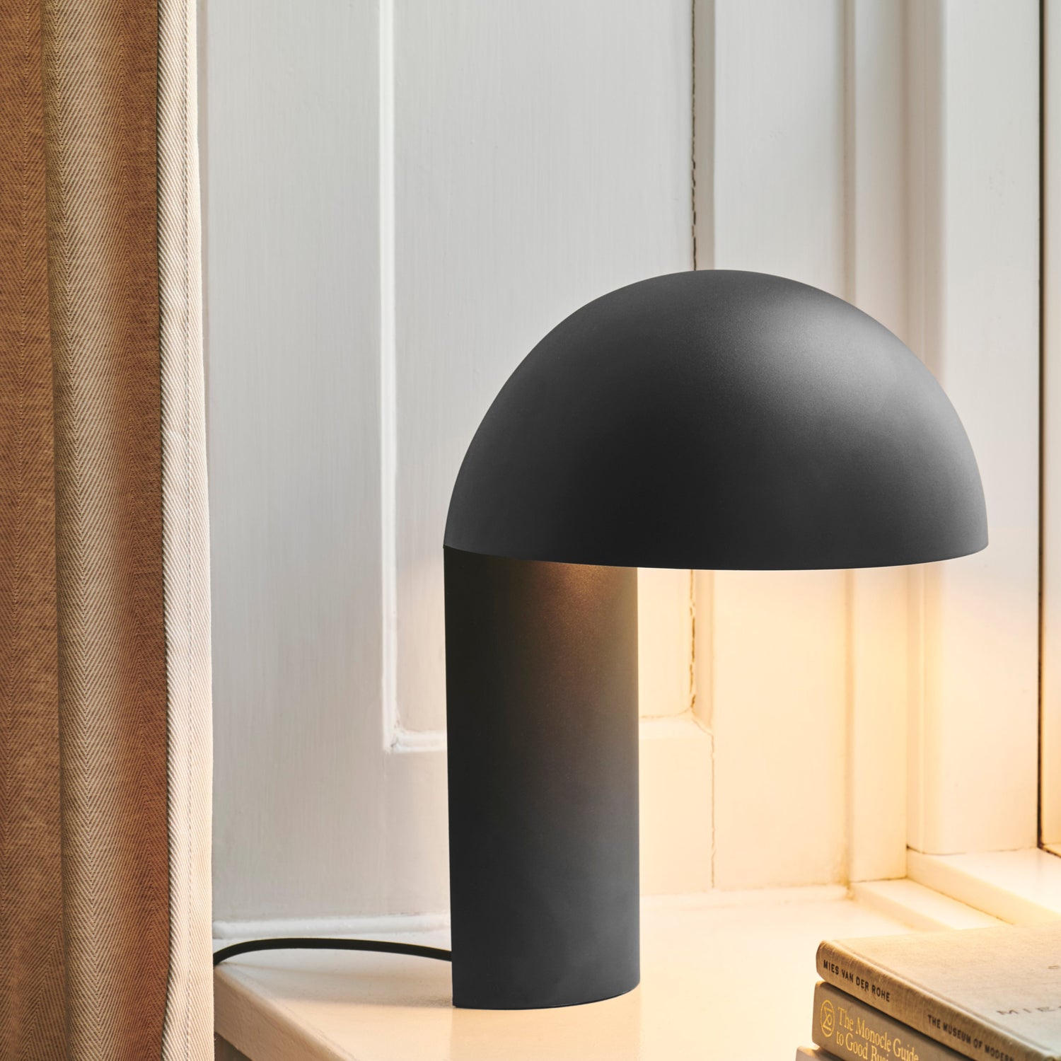 Leery table lamp black